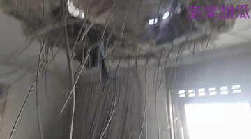 伊朗导弹中的。伊朗反击以来，多枚导弹被拦截，可是也有多枚伊朗导弹击中了目标，比如