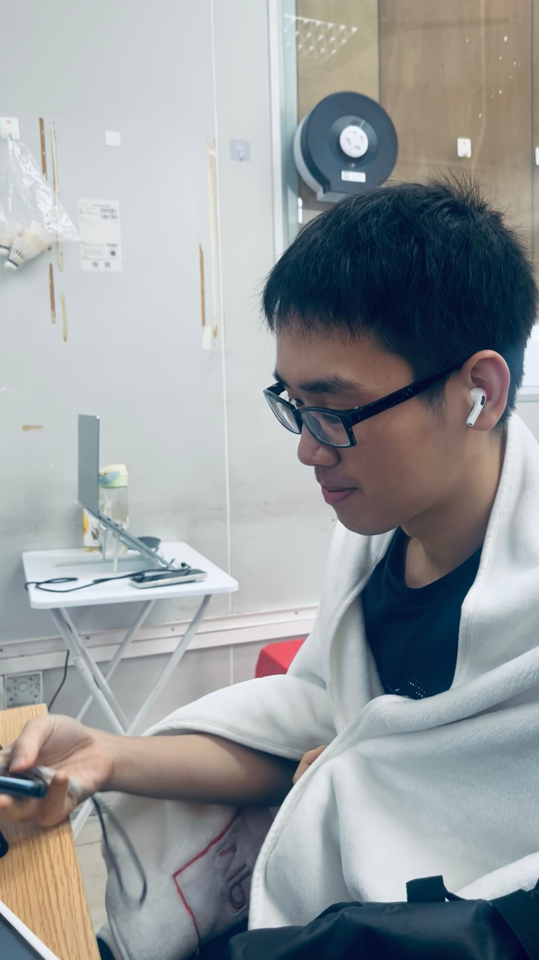 好冷🥶，已经受不了25度空调房了披个小毯子办公 ​​​（也是因为空调就对着我的