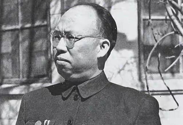 1942年夏天，刘少奇风尘仆仆从山东赶回延安，见到毛泽东的第一句话就是夸罗荣桓：