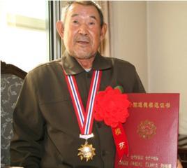 赵永录，男，1937年出生于黑龙江省桦南县阎家镇桦木岗村。自1960年起，他在倭