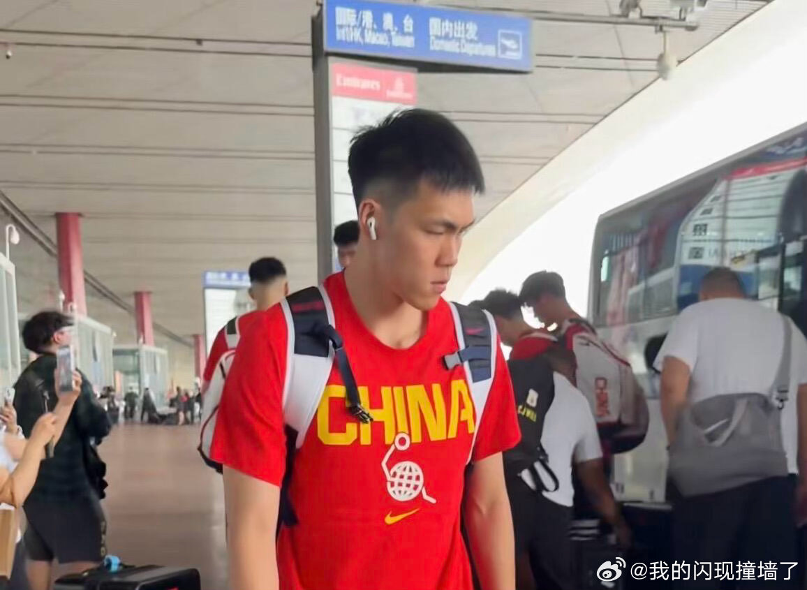 中国男篮抵达沈阳备战世预赛21人抵达沈阳，郭士强率队冲刺。赵继伟高诗岩回乡作战，