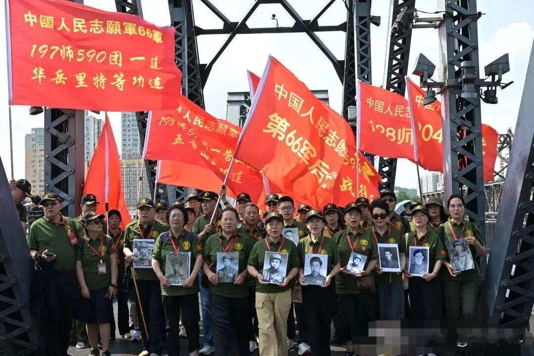 和平是打出来的
江山也是打出来的
英雄后代相聚鸭绿江畔
英雄精神代代相传