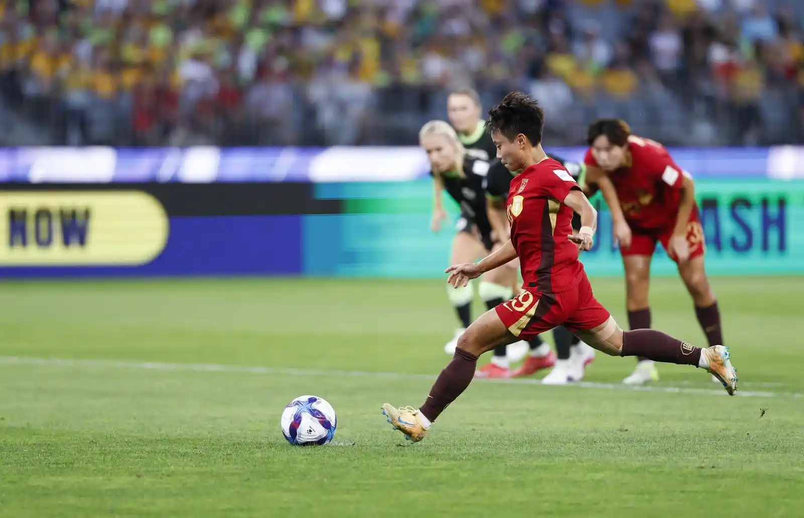 中国女足在 2026 年女足亚洲杯半决赛中 1-2 负于东道主澳大利亚女足，遗憾