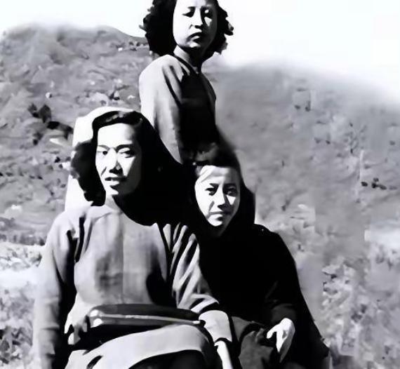 1948年，小姑娘一时没拿稳，万金油滑进了室内，在特务弯腰去捡的一瞬间，小姑娘看