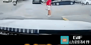 顺丰小哥:你有事，就是我有事。
视频车鸣了几次笛，红衣男子好似没有听到似的，纹丝