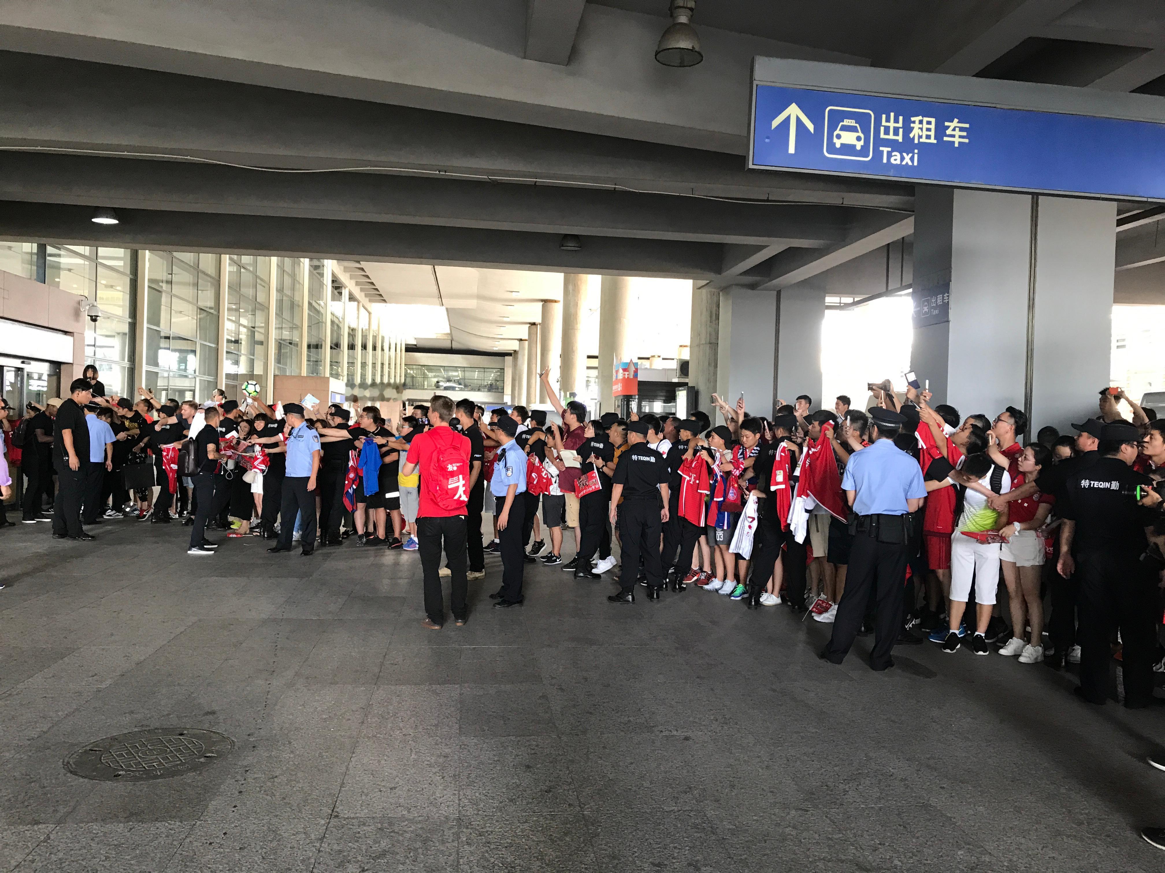 惊了 在力叔手机里发现了一张他在17年拜仁中国行拍的接机球迷的照片 我甚至还是c