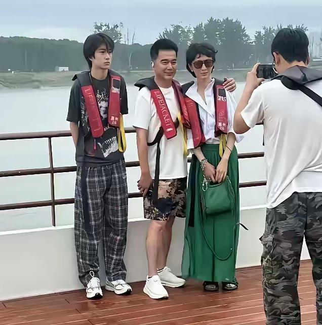 果然还得是剧里的角色加持，
祁同伟祁厅长，
现实里见过真人觉得一下没那个味儿了。