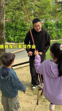 不可思议！浙江，一男子接儿子放学回家后，不停向媳妇吐槽儿子一放学就在外面玩不写作