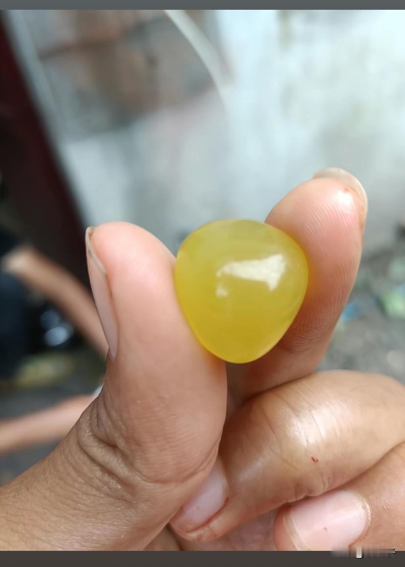邻居杀鸡，杀出了个晶莹剔透的石头，引来村里一群人围观，都没见过这样的东西！

有