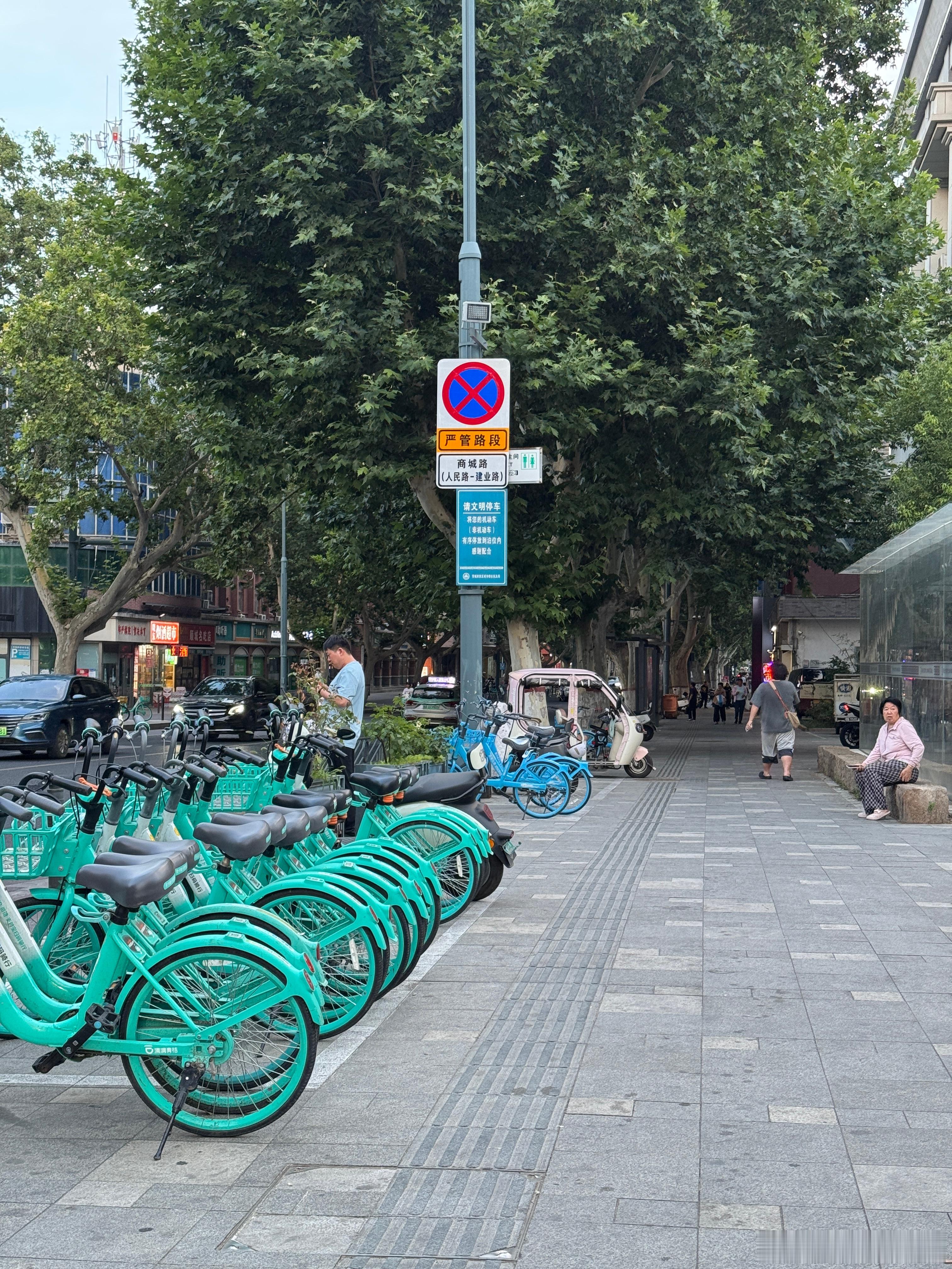 去了一趟郑州管城区，被这些普通的街道震撼了，地面非常平整，铺装很讲究，很有设计感