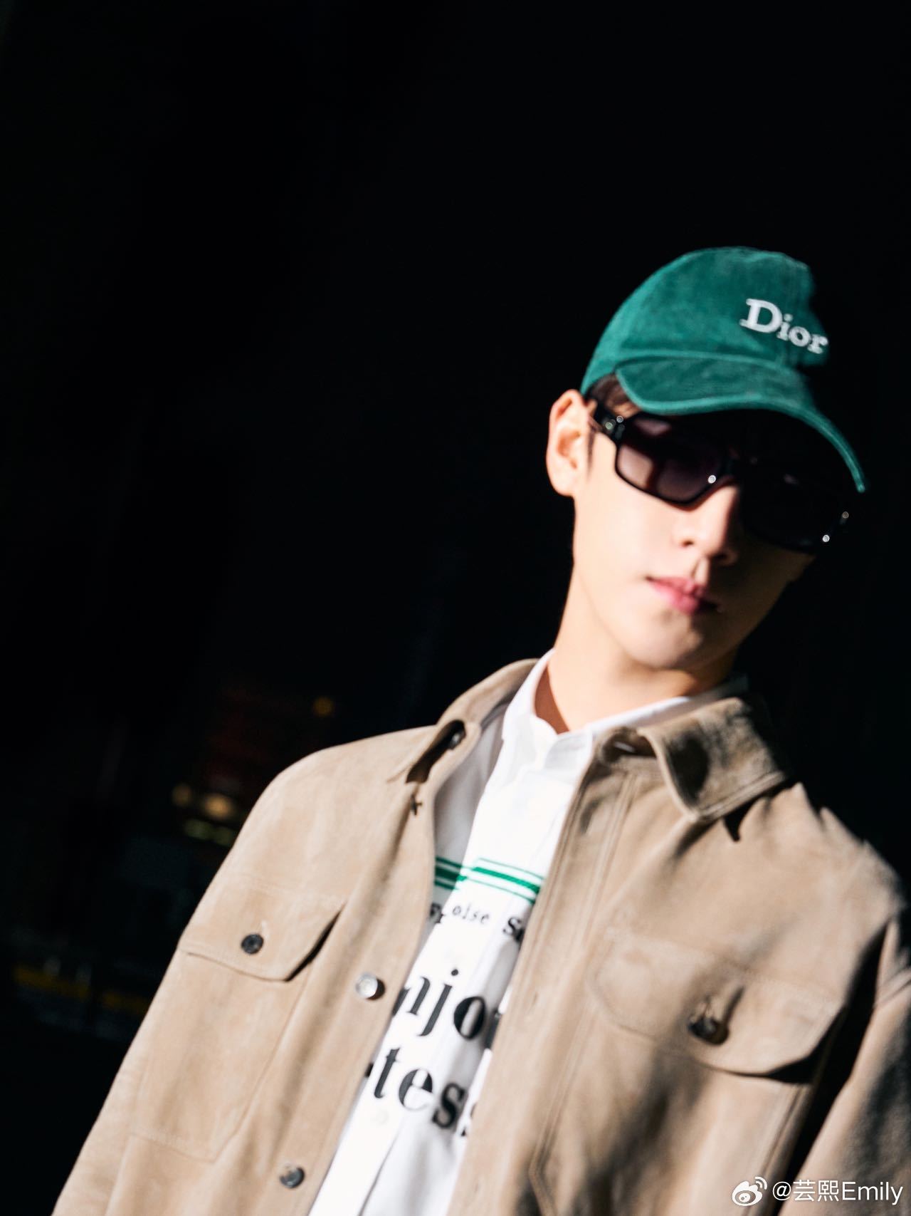 李昀锐越松弛越时髦Dior品牌大使李昀锐启程巴黎时装周，身着Dior 2026春