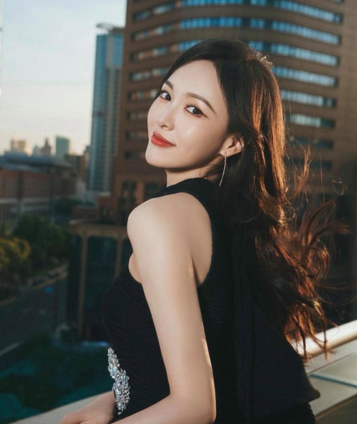 1. 唐嫣如今明显感受到演艺资源下滑的落差。早年有大量优质剧本主动找上门，任由她
