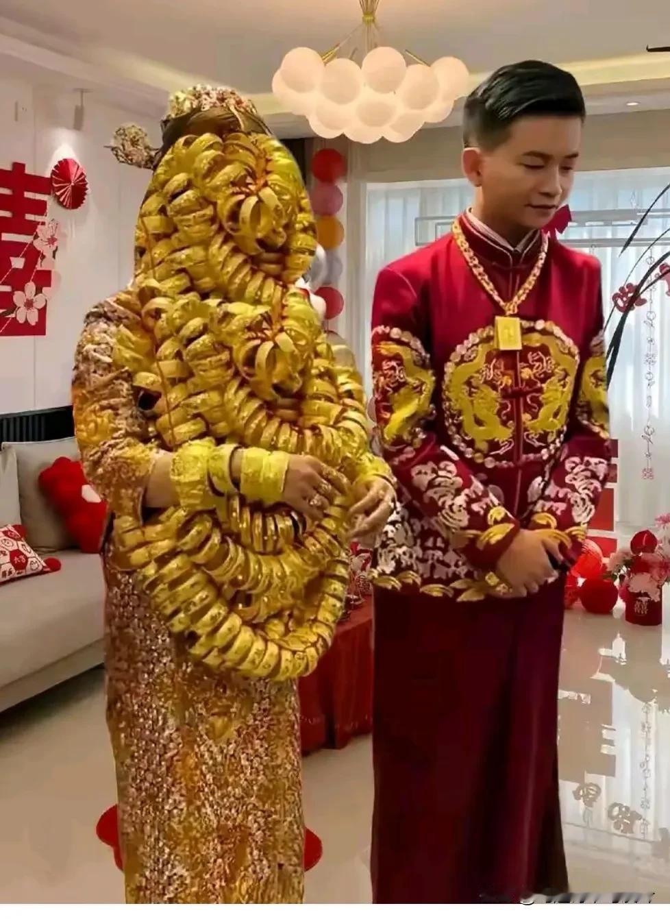 满身黄金扮新娘，
只显富贵掩容妆。
珠光耀眼人难受，
万贯难换真情长。
金钱难把