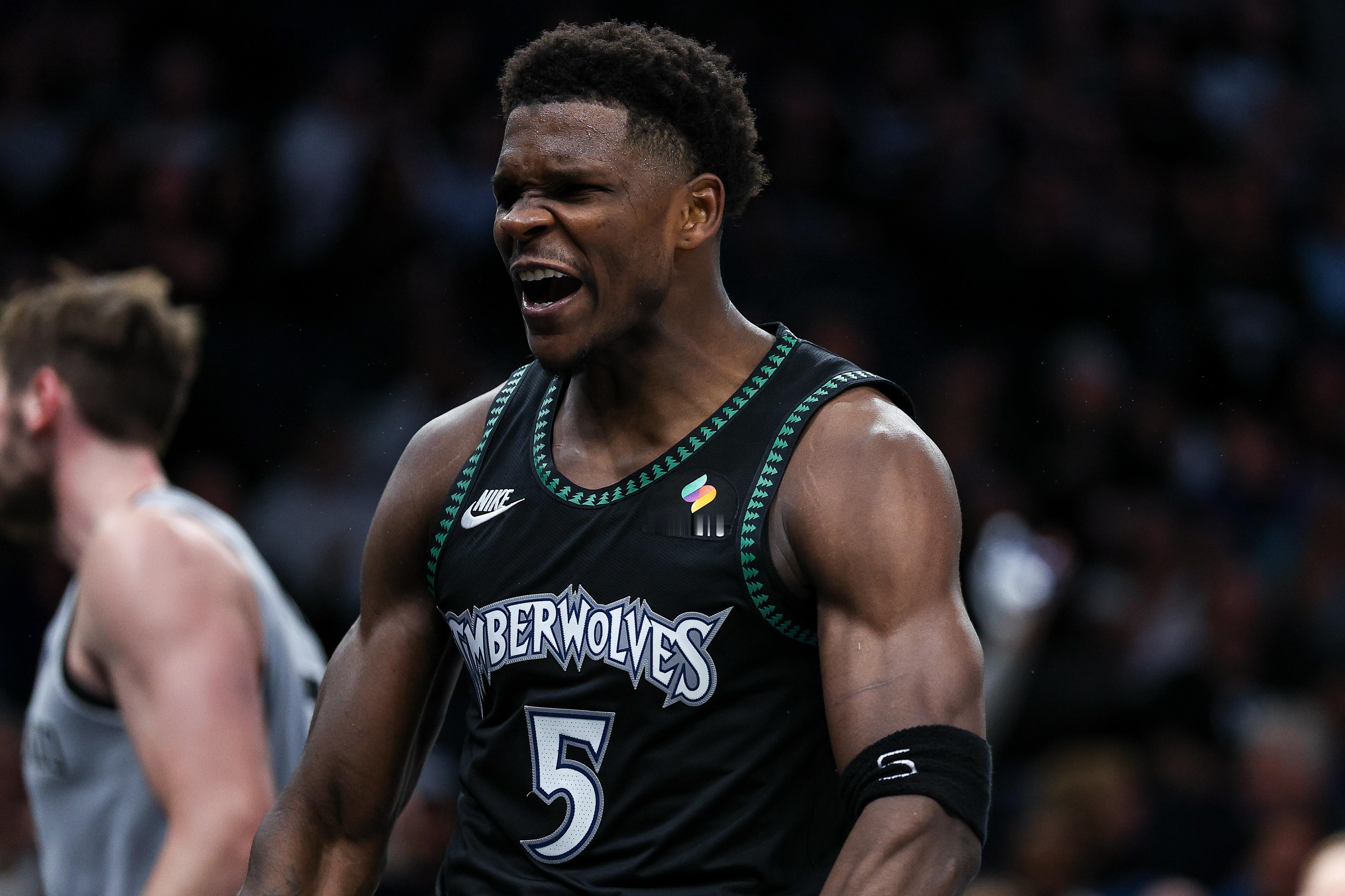 爱德华兹决胜时刻天神附体 掀翻联盟第一！赛后爱德华兹在场边接受了记者采访。他说道