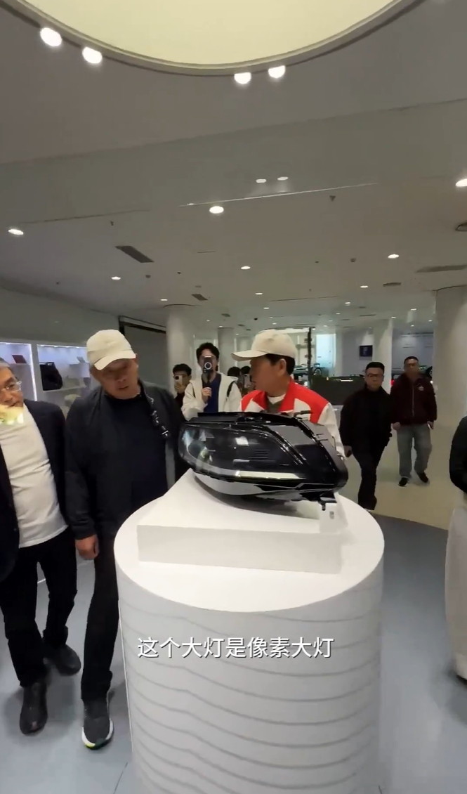 魏建军于东来合体直播魏建军带于东来飙车汽车×零售，两大标杆创始人来了次跨界聚首。