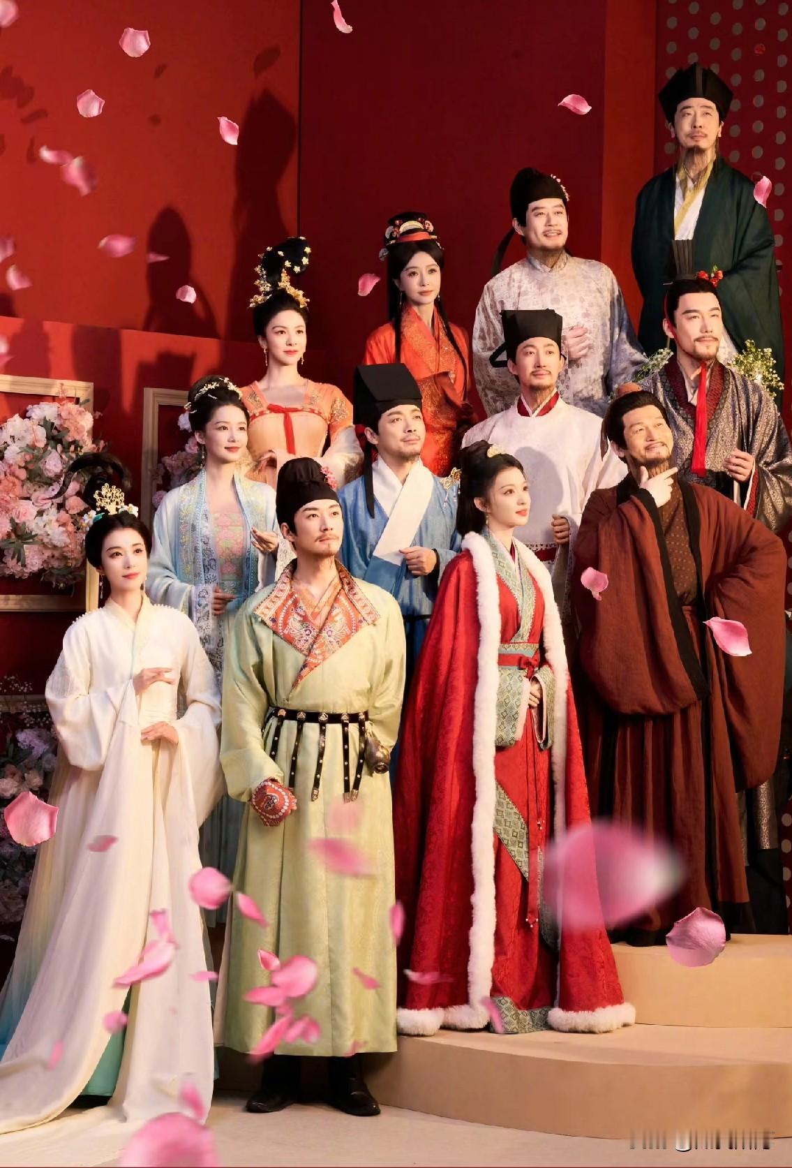 大家都光顾着
夸余皑磊的演技，
我却被他的衣服狠狠拿捏了！

那身宽大的素色棉麻