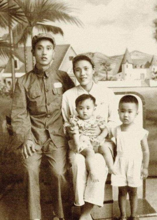 1947年，30岁的解放军师长周志坚，迎娶19岁的女护士，谁知新婚当夜，周志坚却