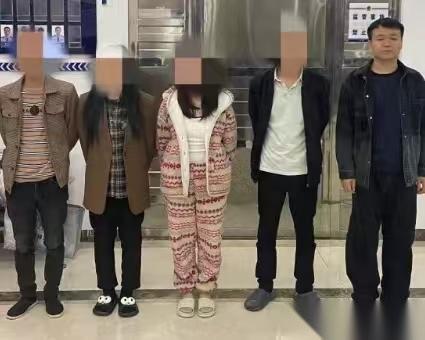 江西，有个女子打扮艳丽，在自家小区街道附近忙活着，跟男过客对好暗号后，就把人往家