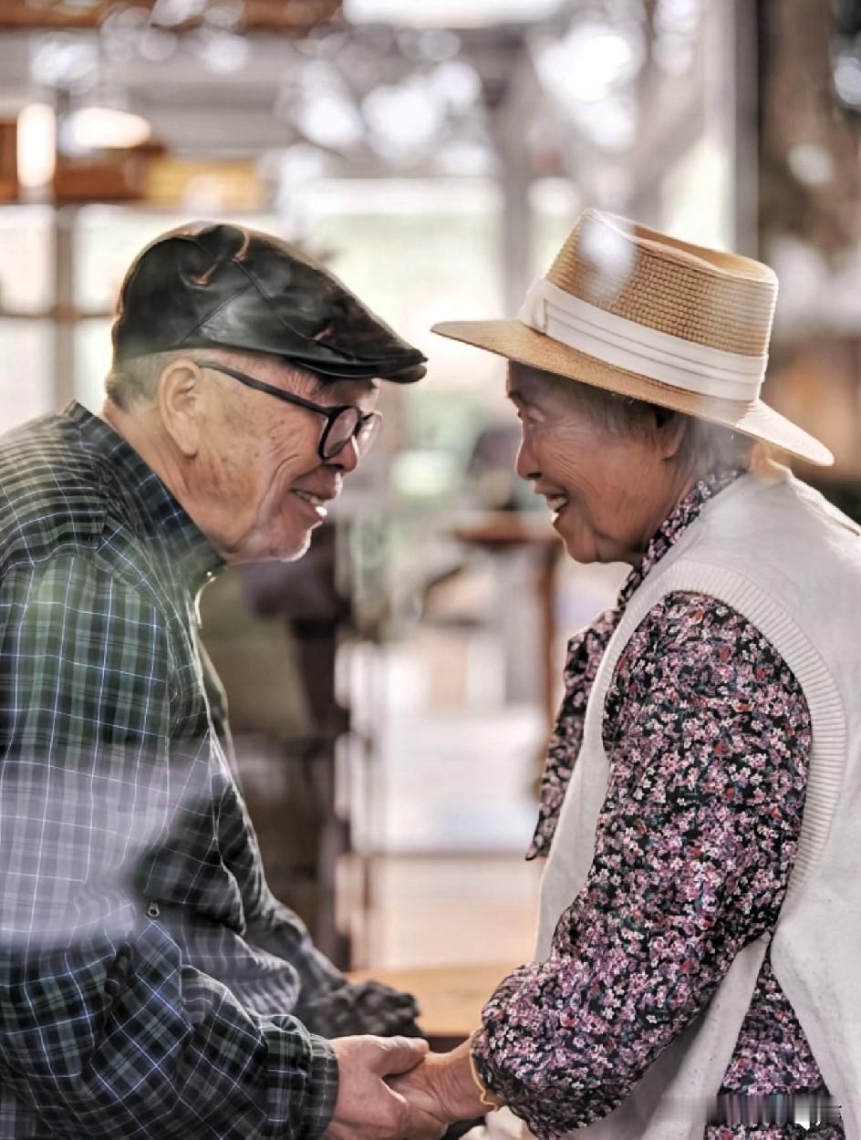 很多老人在面对伴侣离世时，内心可能早有预感。

有研究表明，长期生活在一起的夫妻