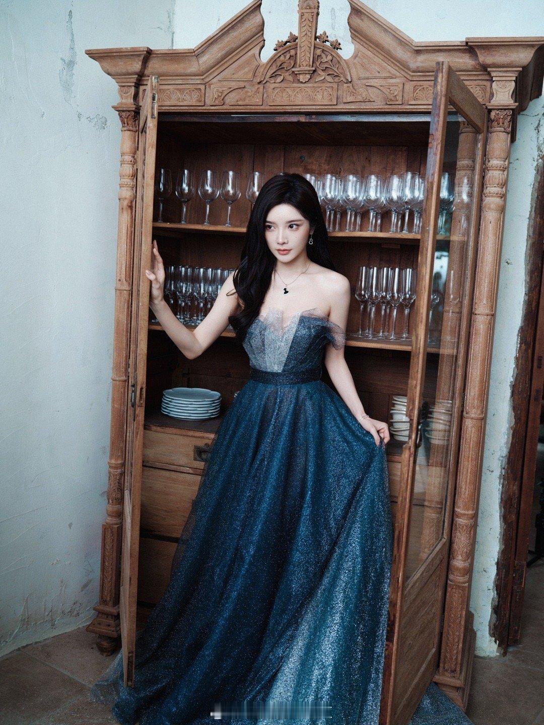 戴燕妮渐变蓝星空裙造型 