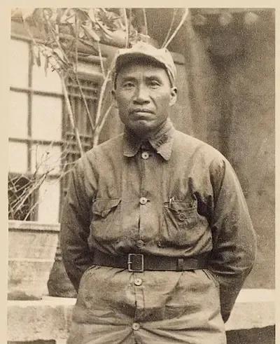 1929年，朱老总被敌军包围，危机时刻，妻子伍若兰指了指朱老总，对敌人说：“他是