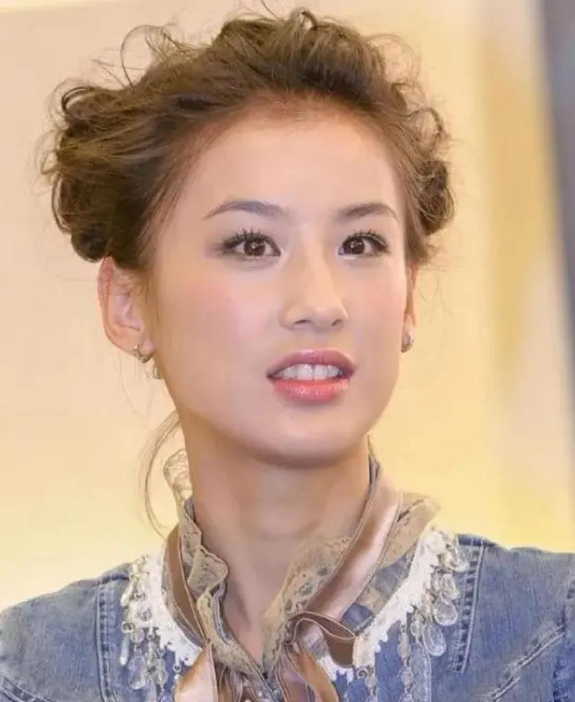 "娱乐圈夫妻黄圣依与杨子被曝分居，多年模范婚姻现裂痕，事业与家庭平衡难题引关注，