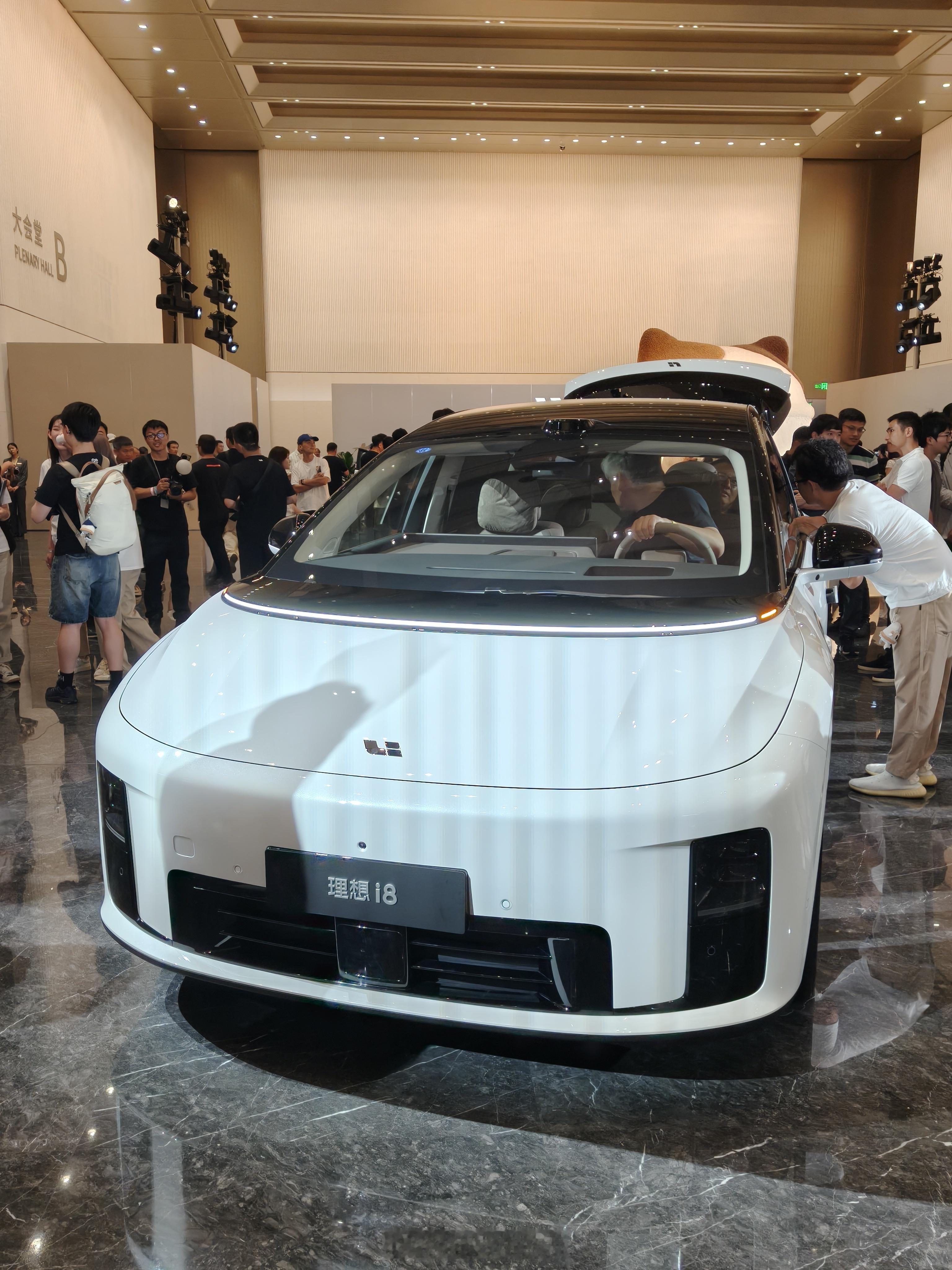 理想i8发布会现场个人感觉特别像车友聚会纯黑化的理想i8显得很酷银色比较稳而白色