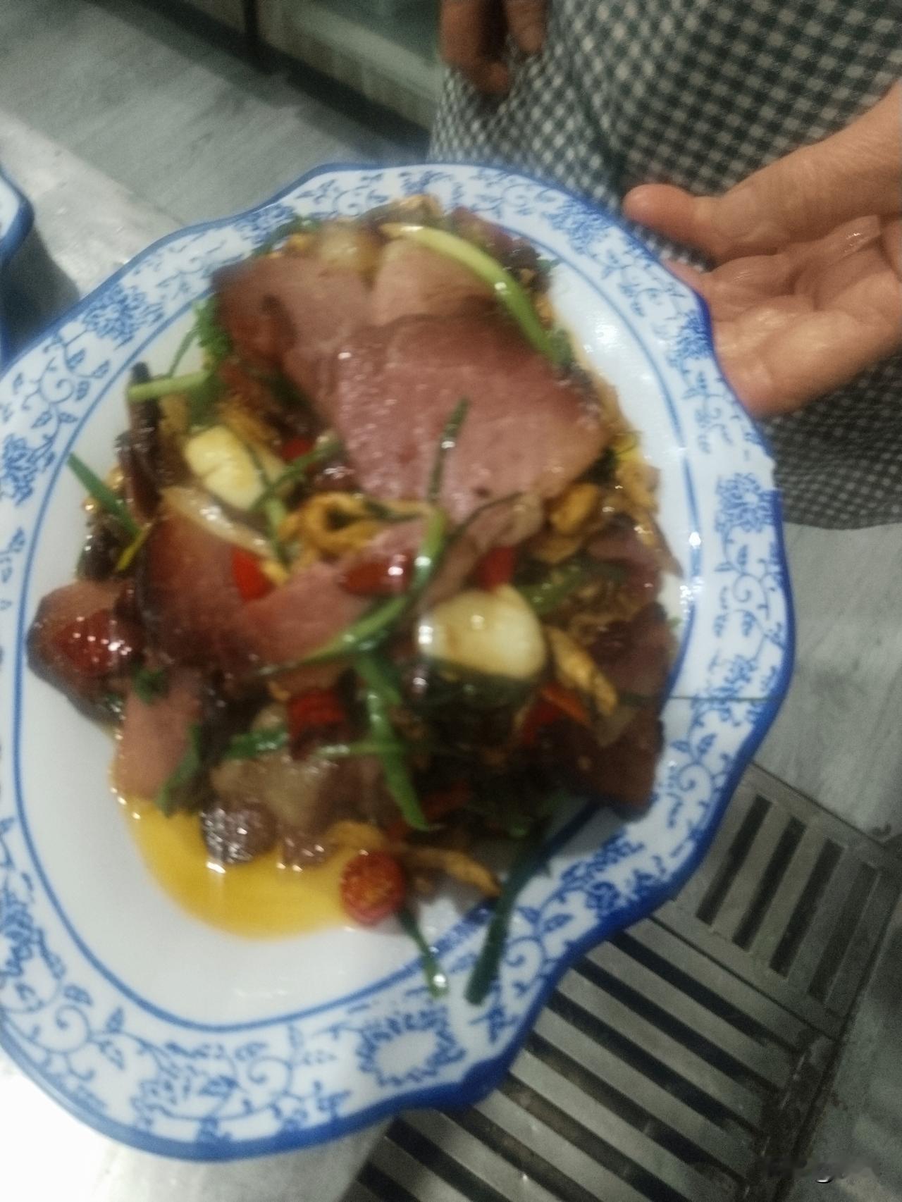 谁能拒绝这一盘地道农家炒腊肉！
看着就香，烟熏的腊肉配上野葱、干辣椒，简单爆炒，