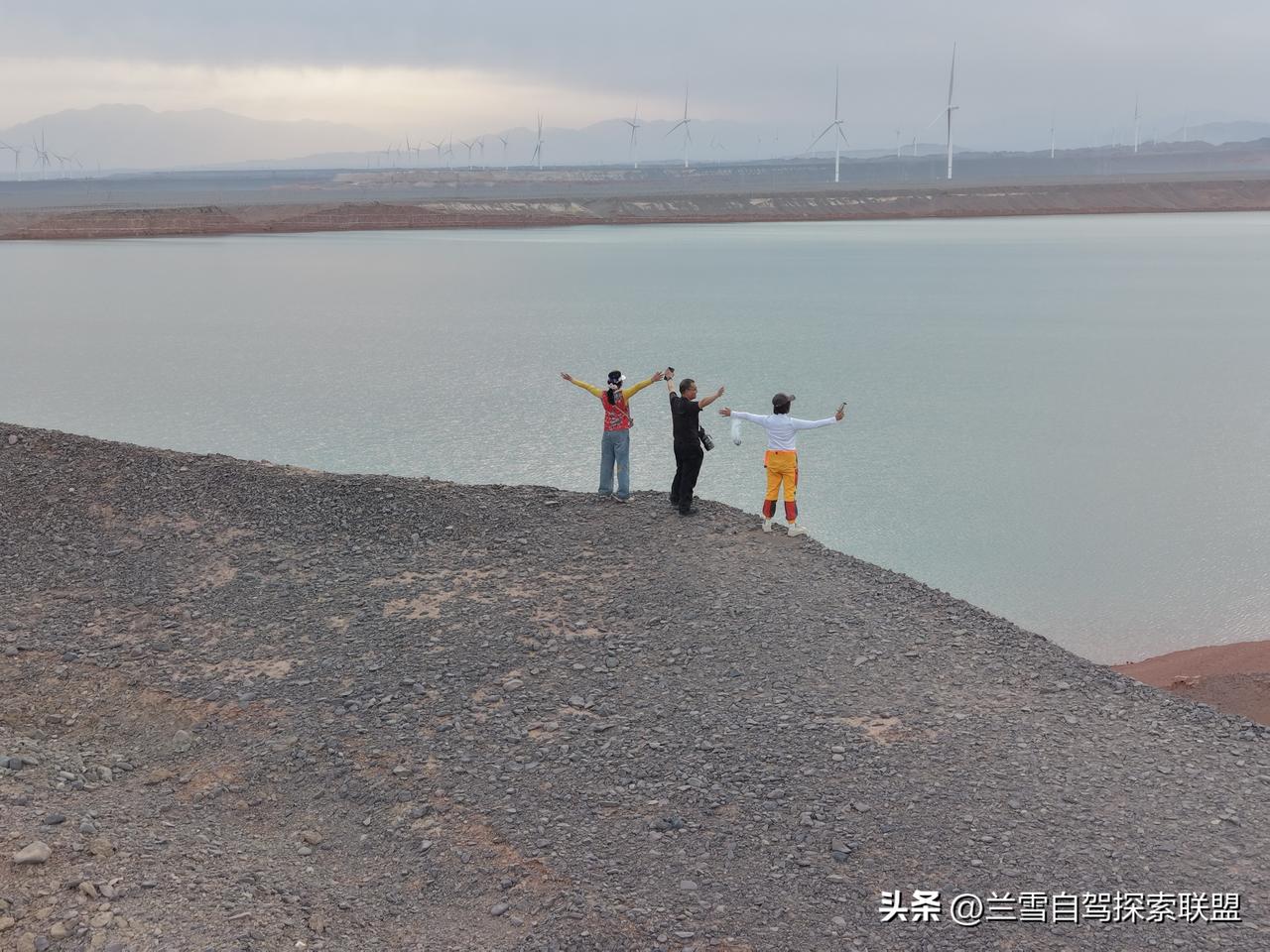 清明节3日自驾穿越的第一天，我们从盐湖牧道，电力天路，再走矿区，一路经过五彩滩，