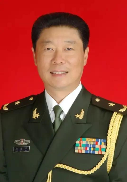 杨建华，男，汉族，1953年出生，湖南醴[lǐ]陵人，1969年参加中国人民解放
