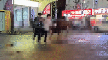自欺欺人。
6月21日凌晨，湖南长沙地铁5号线万家丽站附近，马王堆市场一头待宰的