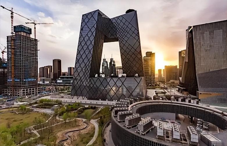 [中国赞]央视大楼，被俗称“大裤衩”，多年以后，央视大楼的洋人设计师“库哈斯”在