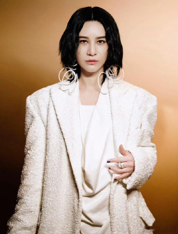 销冠直播就尚雯婕这样伦敦合伙人见识一下什么是高级感直播，尚雯婕冷静自持，从容介绍