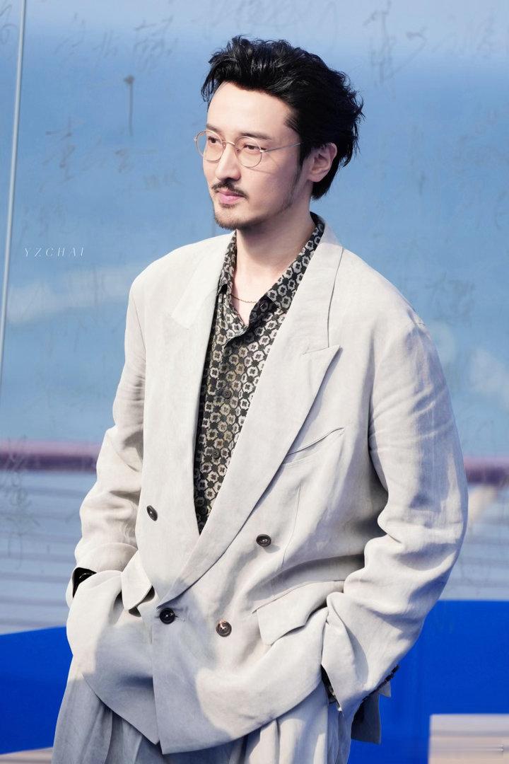 王传君鞠躬式饭撒获赞从荧幕演员到线下偶遇，始终保持谦卑姿态，鞠躬饭撒，是他长久不