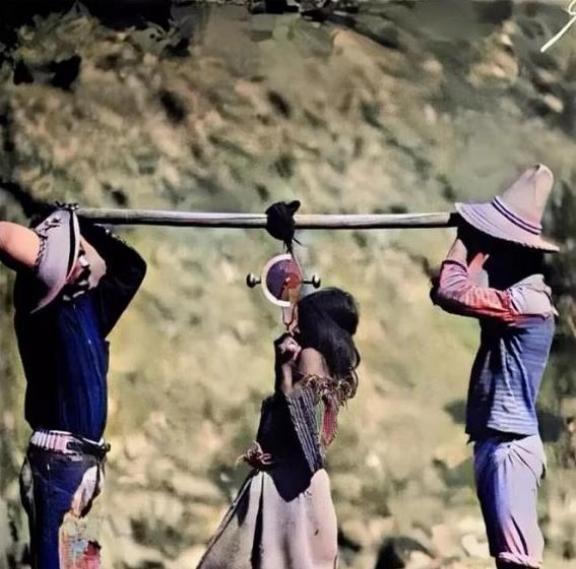 1890年，一名印第安女奴正如同牲畜般被进行称重出售，当交易成功之后她未来除了被