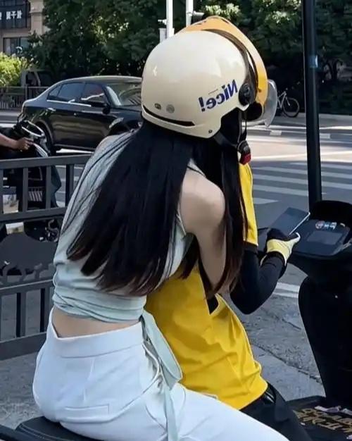 您的外卖小哥正在追击犯人，请顾客稍等一下[笑哭]
3月28日，江苏省盐城市一便衣