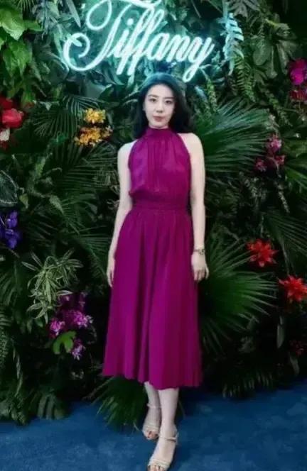 很多人在夸董小姐多么多么优秀，从小就去了国外读书，然后本科、研究生又都毕业于国内