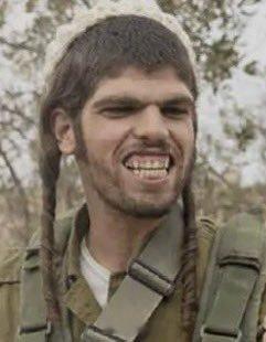 意大利最畅销的杂志之一《L’Espresso》最新一期，封面以“ L'ABUSO