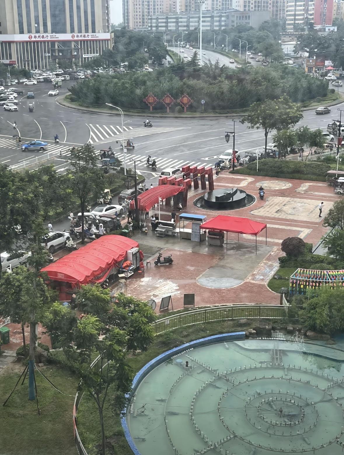 出名有压力烧烤陈杰出圈后身体消瘦，烧烤生意爆火场地不够用。

今天陈杰换了摆摊地