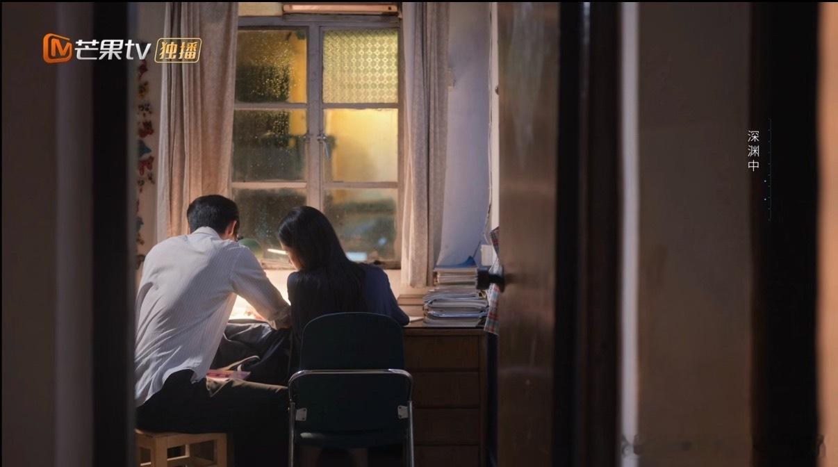 导演这个角度选的太妙了！太会拍了，是兄长也是爱人，小小的屋子里就是两人的全部，也