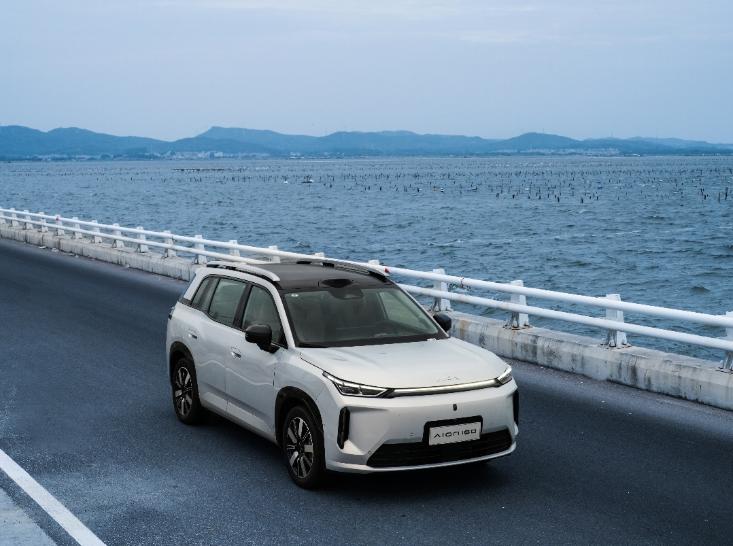 “科技三大件？以前是冰箱彩电大沙发。”
2027款埃安i60上市当天，这句调侃在