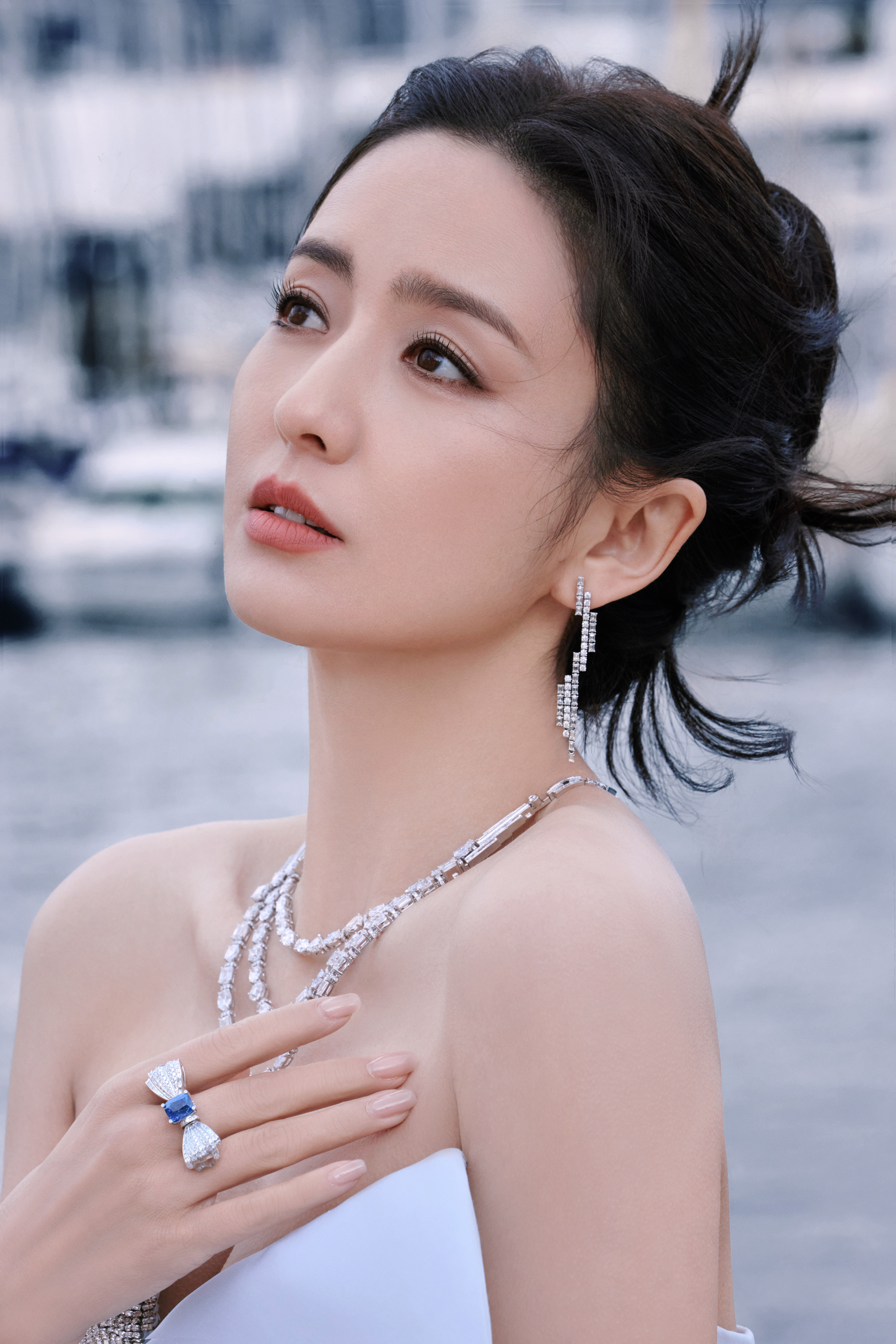 佟丽娅 婀娜多姿，闪耀全场#佟丽娅郁金香白裙# ​​​