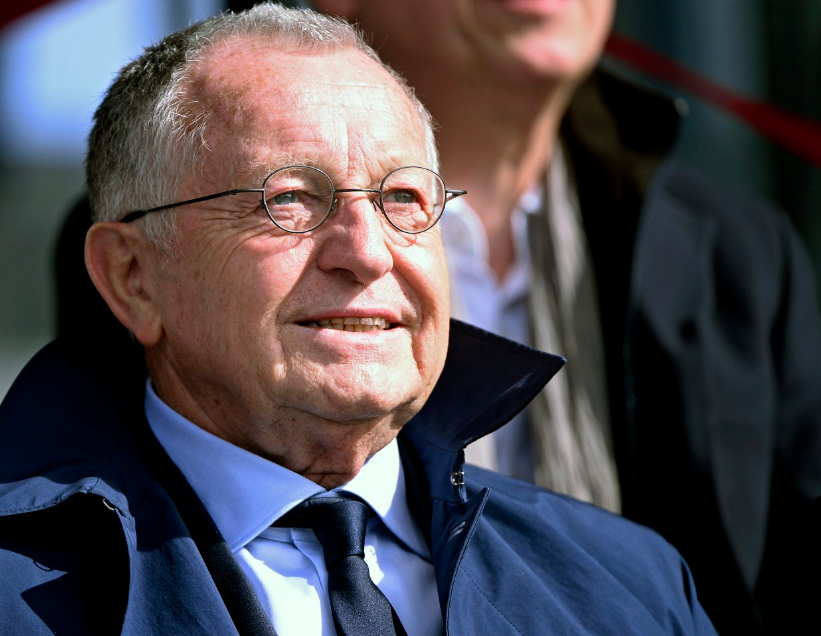 据《队报》报道，里昂俱乐部前主席让-米歇尔·奥拉斯正在竞选里昂市长，并已经成功进