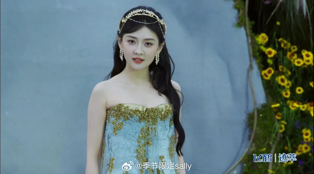 梁洁今夜红毯美的，很清丽 