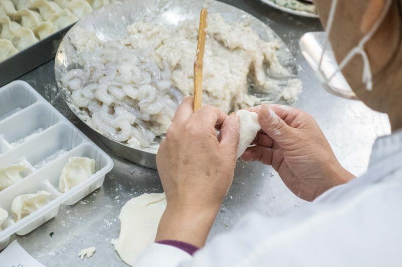 山东淄博这儿媳，一睁眼就闻着饺子香。冲进厨房发现婆婆都吃上了，没叫她，举着手机就