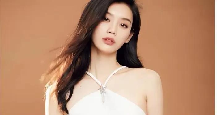 奚梦瑶从T台摔跤到豪门少奶奶，婆婆态度180度反转，背后藏着什么秘密。
奚梦瑶是