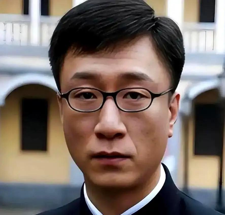 余则成挂着副站长头衔却能把站捏在手里，这招太绝了。

剧里他天天坐档案室泡茶，签