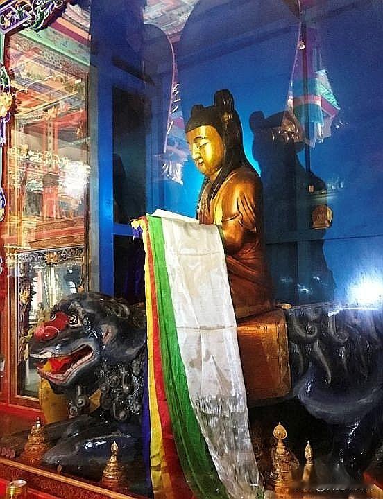 五台山中台顶，少见的孺童文殊
 
很多人上中台，只顾打卡高山风光，常常忽略殿内这