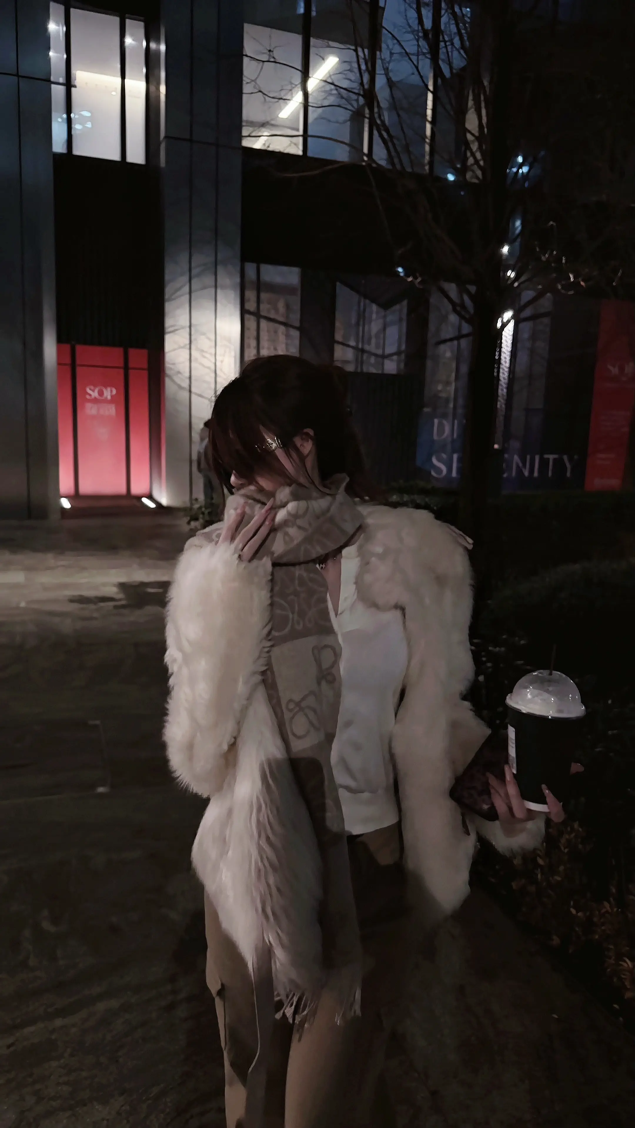 你的声音 身上的味道 瞳孔的深度 嘴角的弧度 看向的我眼睛 我都快忘了