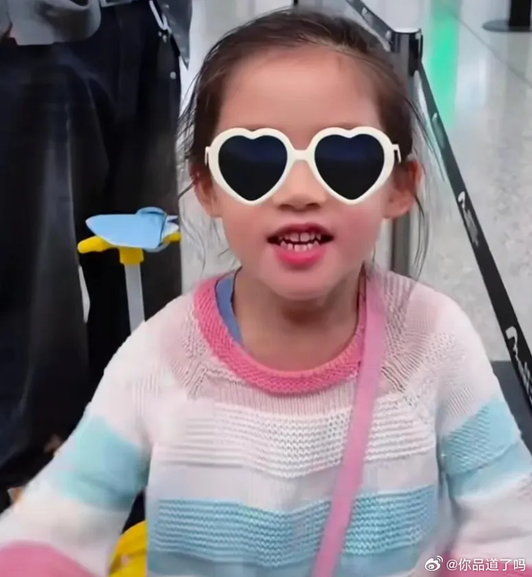 郭碧婷爸爸偷拍向华强，还喊他“宠孙女的爷爷”，还真没说错。向华强和向太俩儿子都不